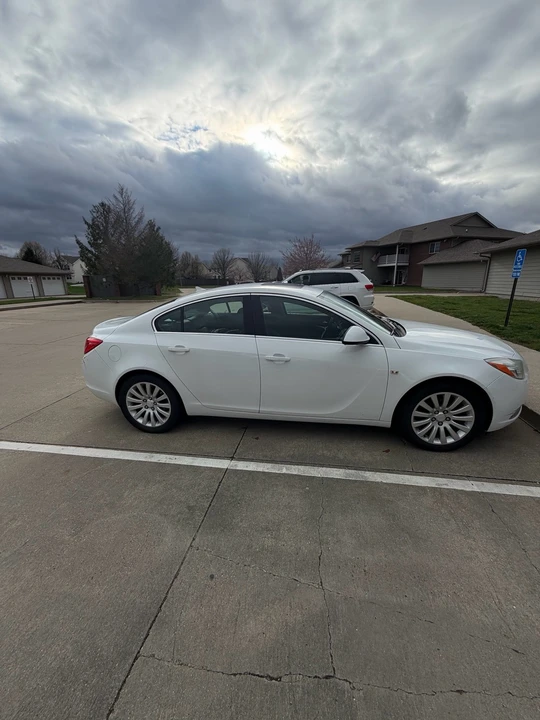 2011 Buick Regal - Image 2 of 4