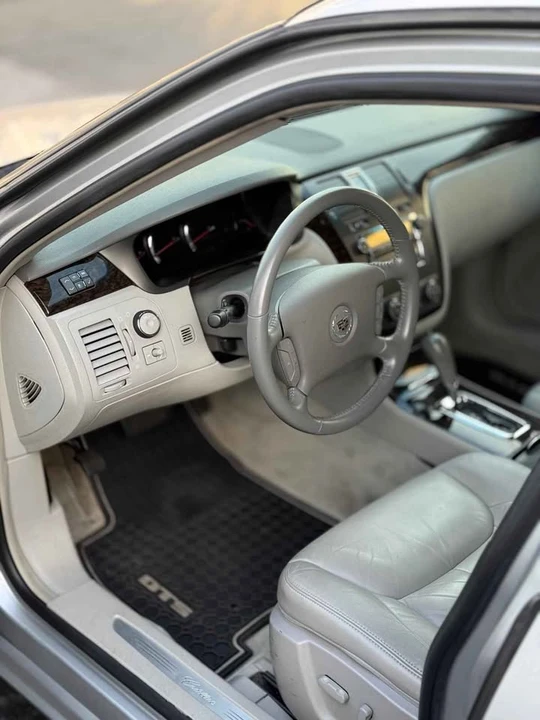 2011 Cadillac DTS - Image 9 of 20