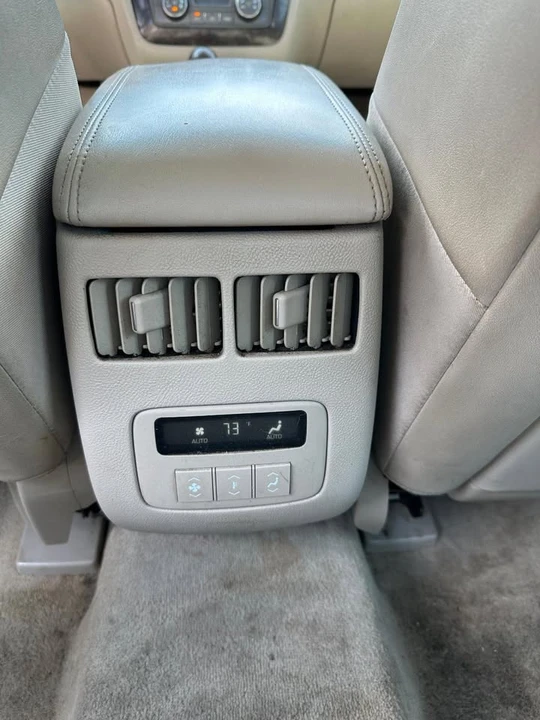 2011 Cadillac DTS - Image 13 of 18
