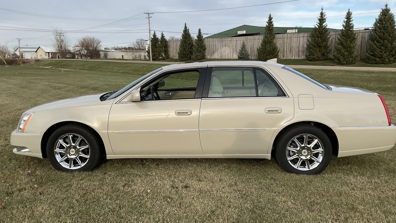 2011 Cadillac DTS - Image 2 of 13