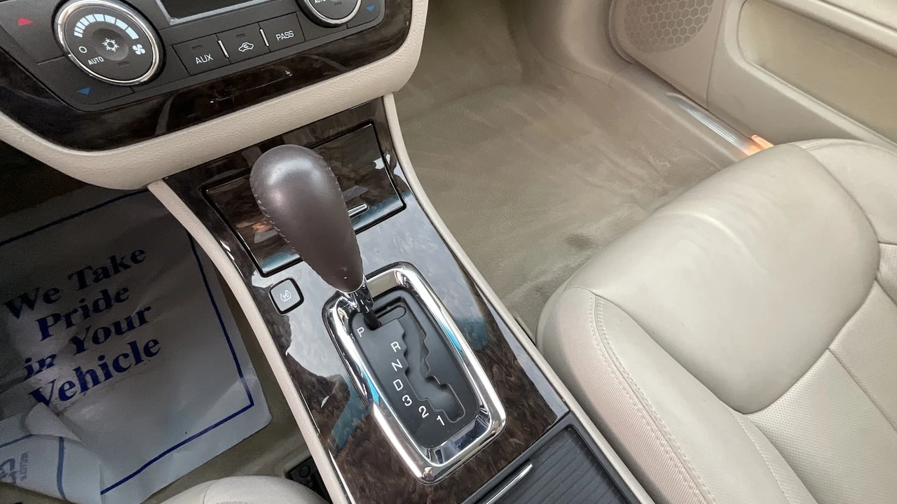 2011 Cadillac DTS - Image 11 of 13