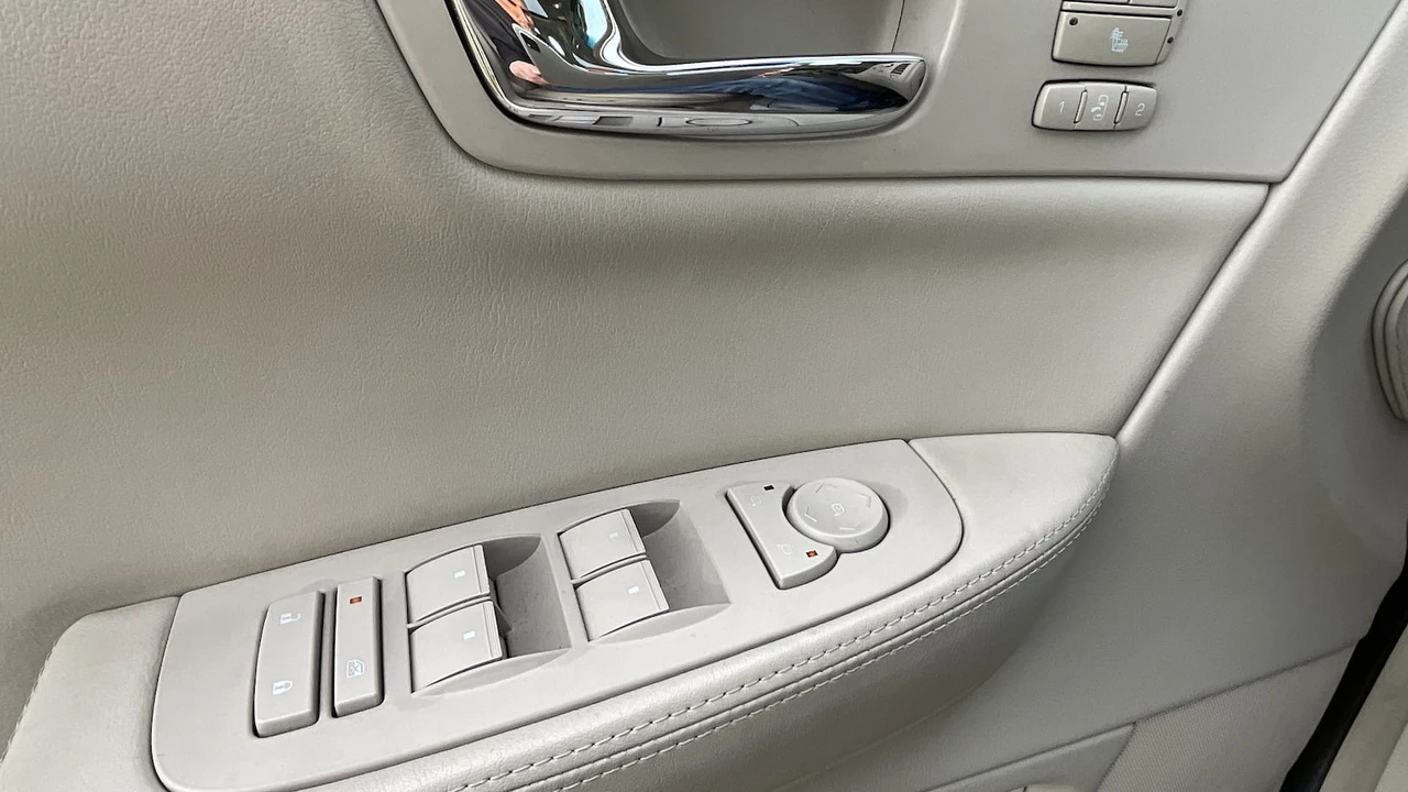 2011 Cadillac DTS - Image 12 of 13