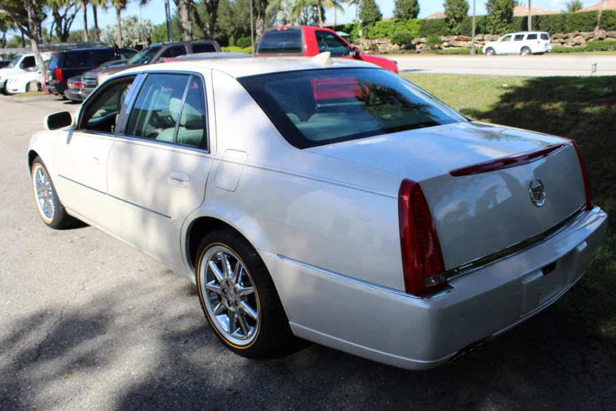 2011 Cadillac DTS - Image 15 of 20