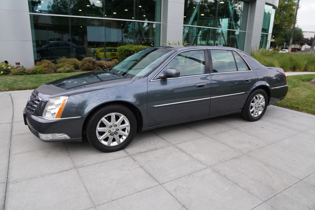 2011 Cadillac DTS - Image 2 of 31