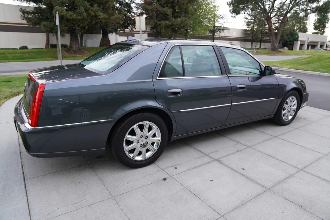2011 Cadillac DTS - Image 11 of 31