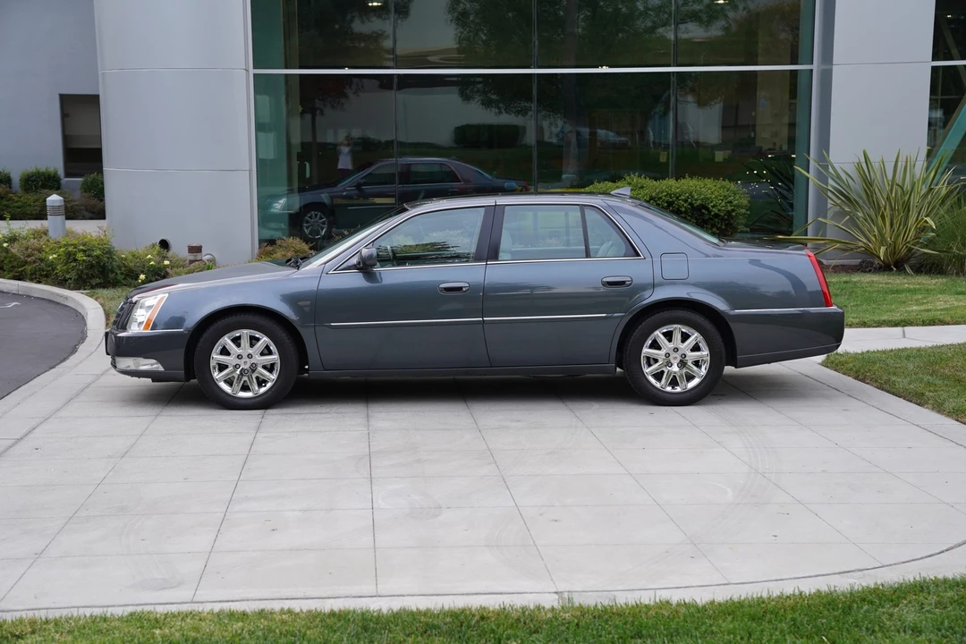 2011 Cadillac DTS - Image 19 of 31