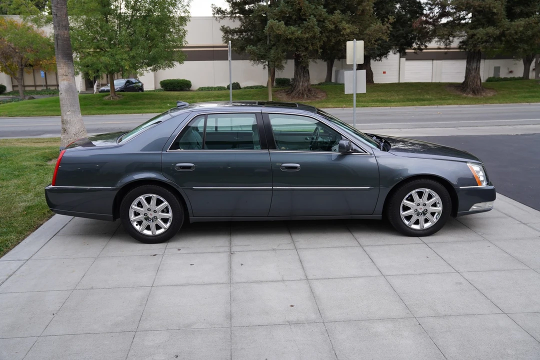 2011 Cadillac DTS - Image 10 of 31