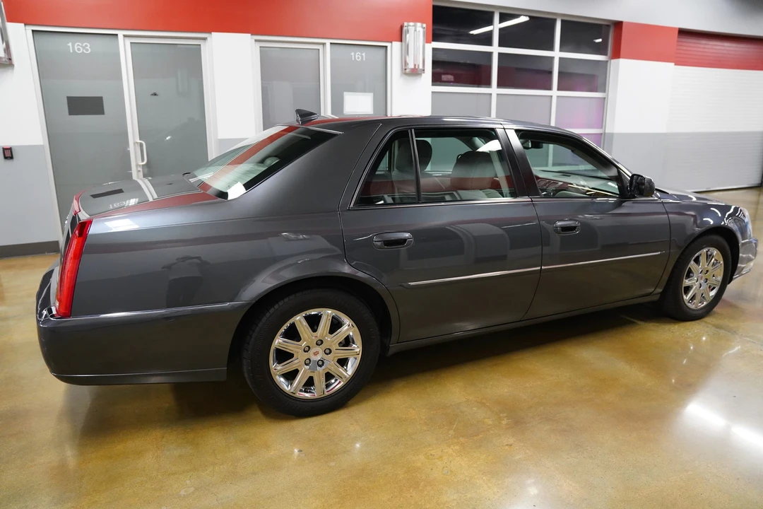 2011 Cadillac DTS - Image 29 of 31