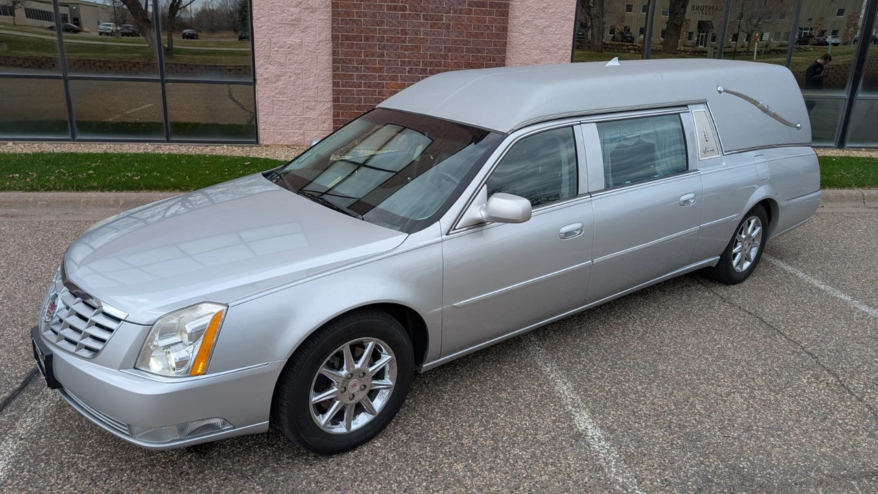 2011 Cadillac DTS - Image 2 of 17