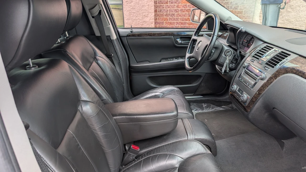 2011 Cadillac DTS - Image 5 of 17
