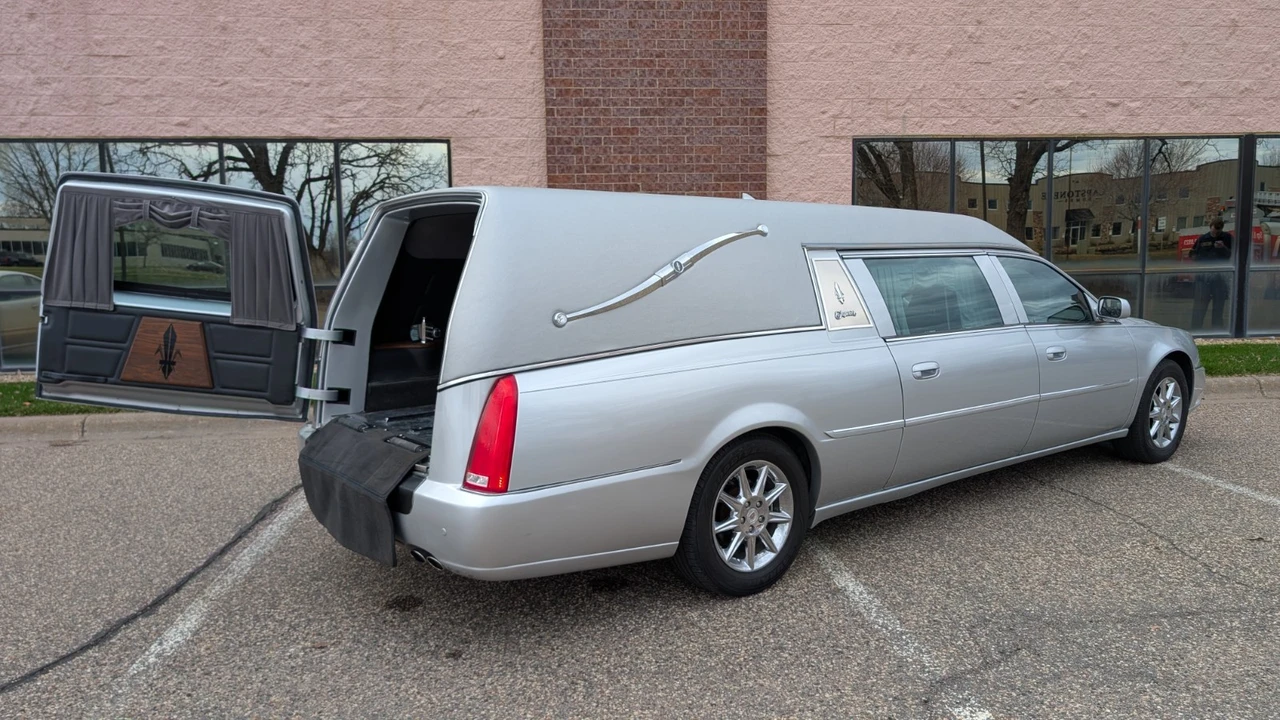 2011 Cadillac DTS - Image 4 of 17