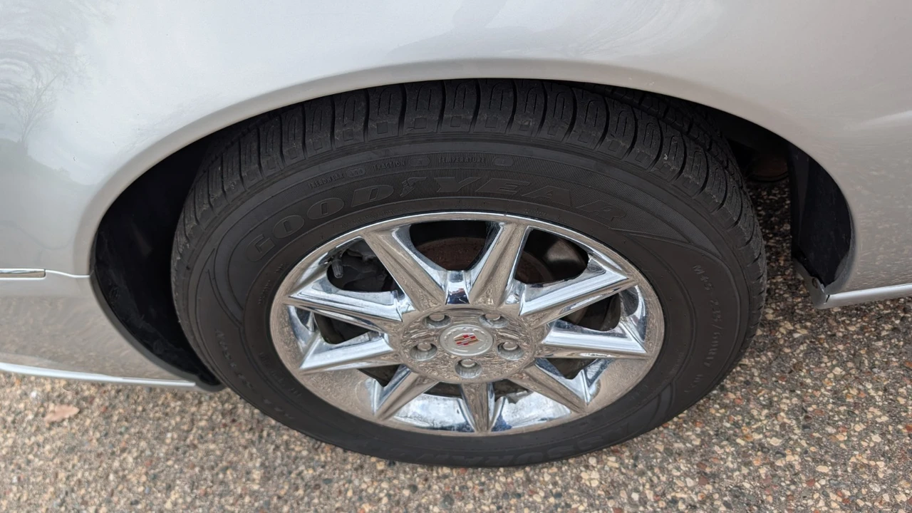 2011 Cadillac DTS - Image 11 of 17