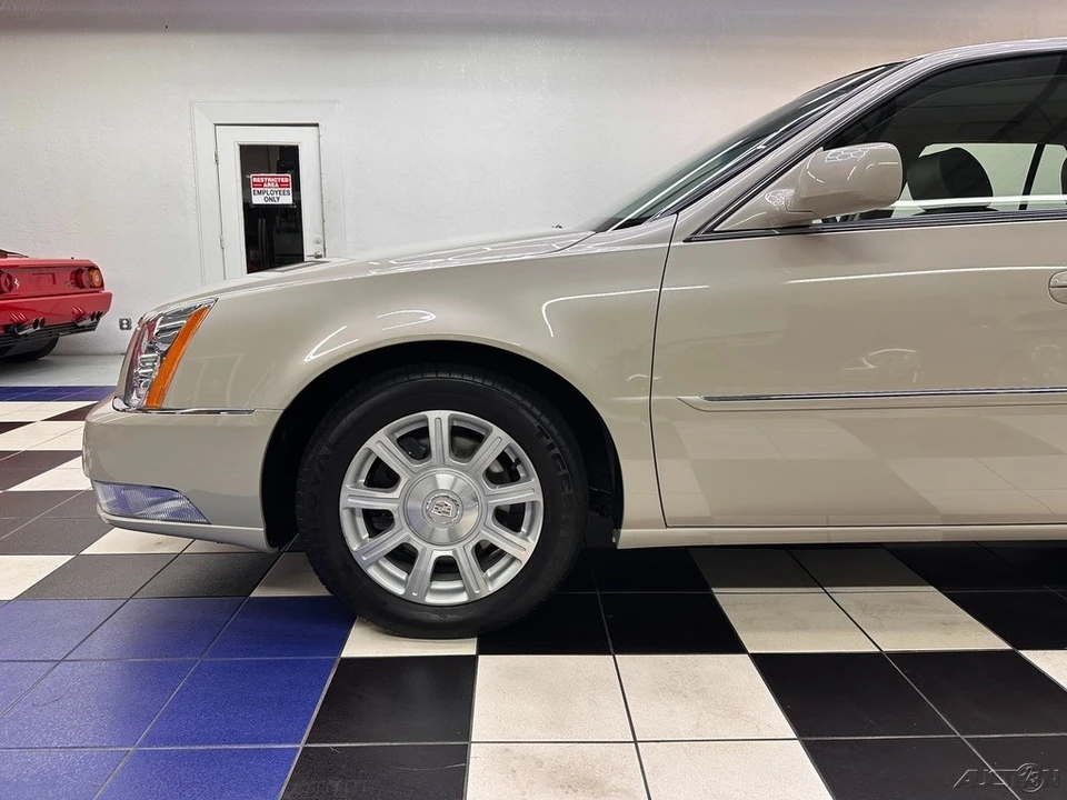 2011 Cadillac DTS - Image 11 of 21