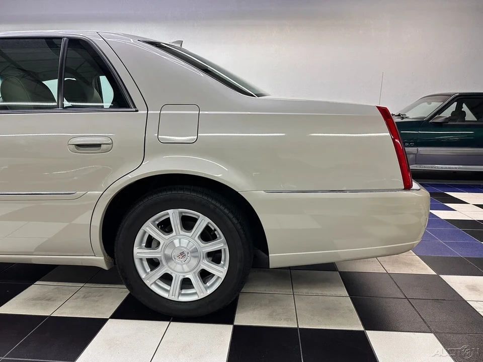 2011 Cadillac DTS - Image 16 of 21