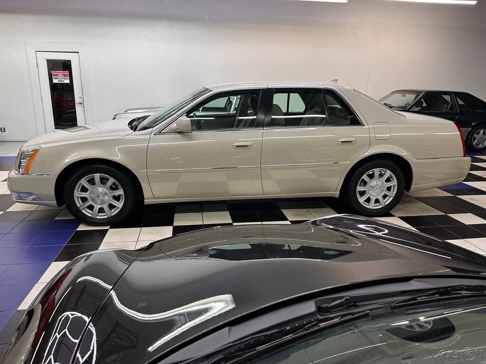 2011 Cadillac DTS - Image 13 of 21