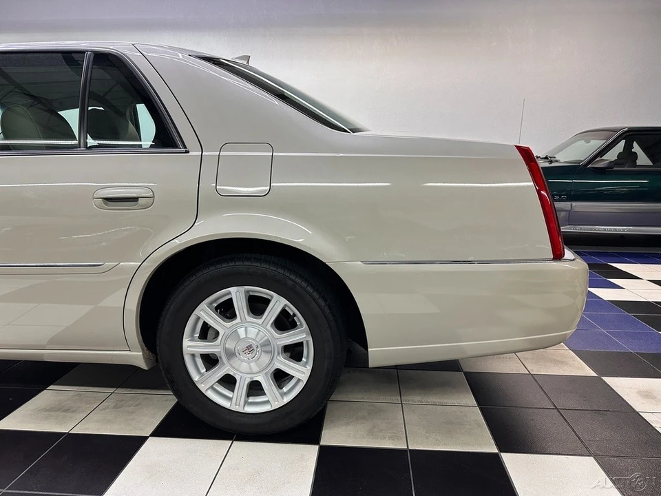 2011 Cadillac DTS - Image 16 of 21