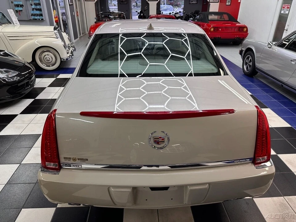 2011 Cadillac DTS - Image 20 of 21