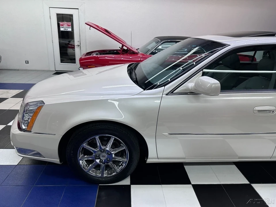 2011 Cadillac DTS - Image 8 of 21