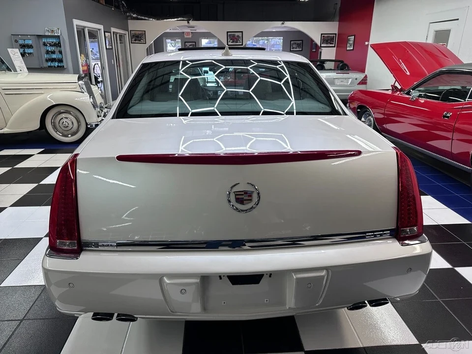 2011 Cadillac DTS - Image 16 of 21