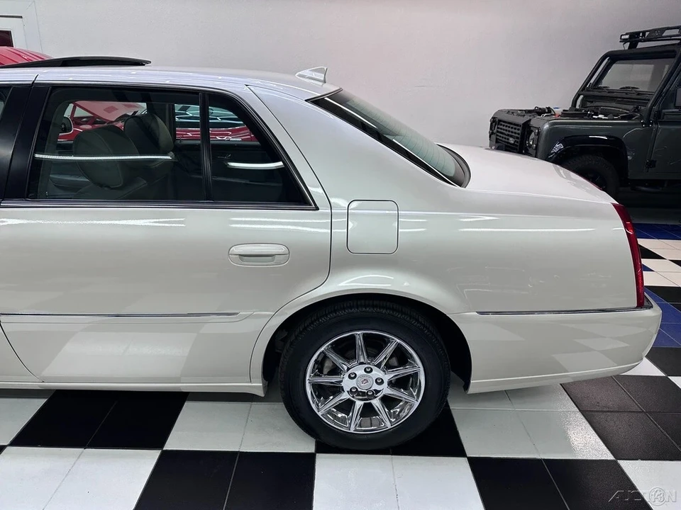 2011 Cadillac DTS - Image 11 of 21