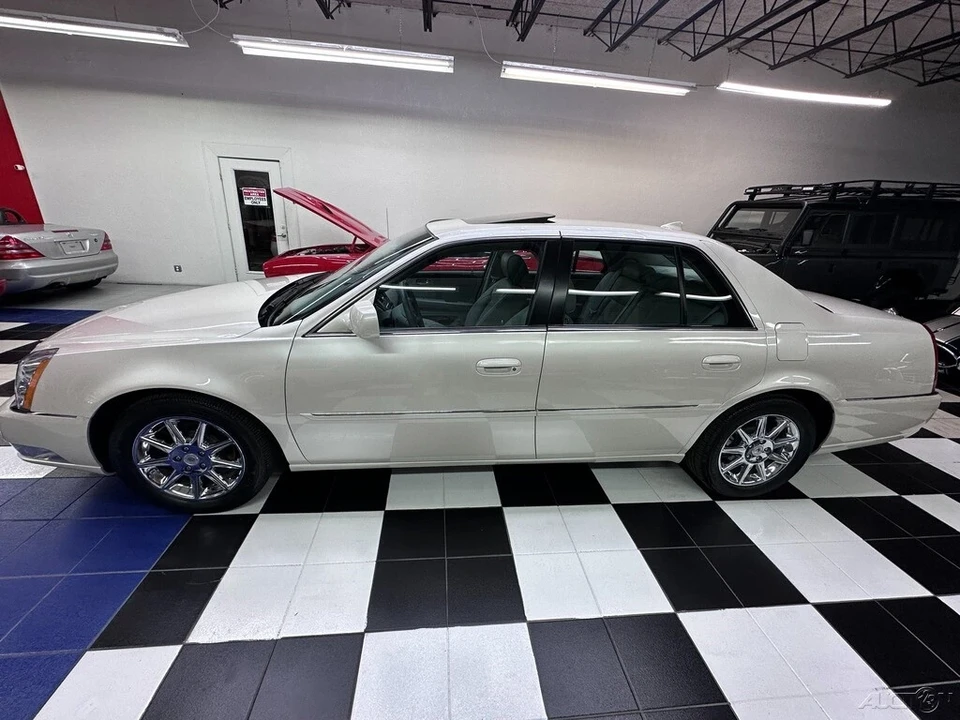 2011 Cadillac DTS - Image 10 of 21