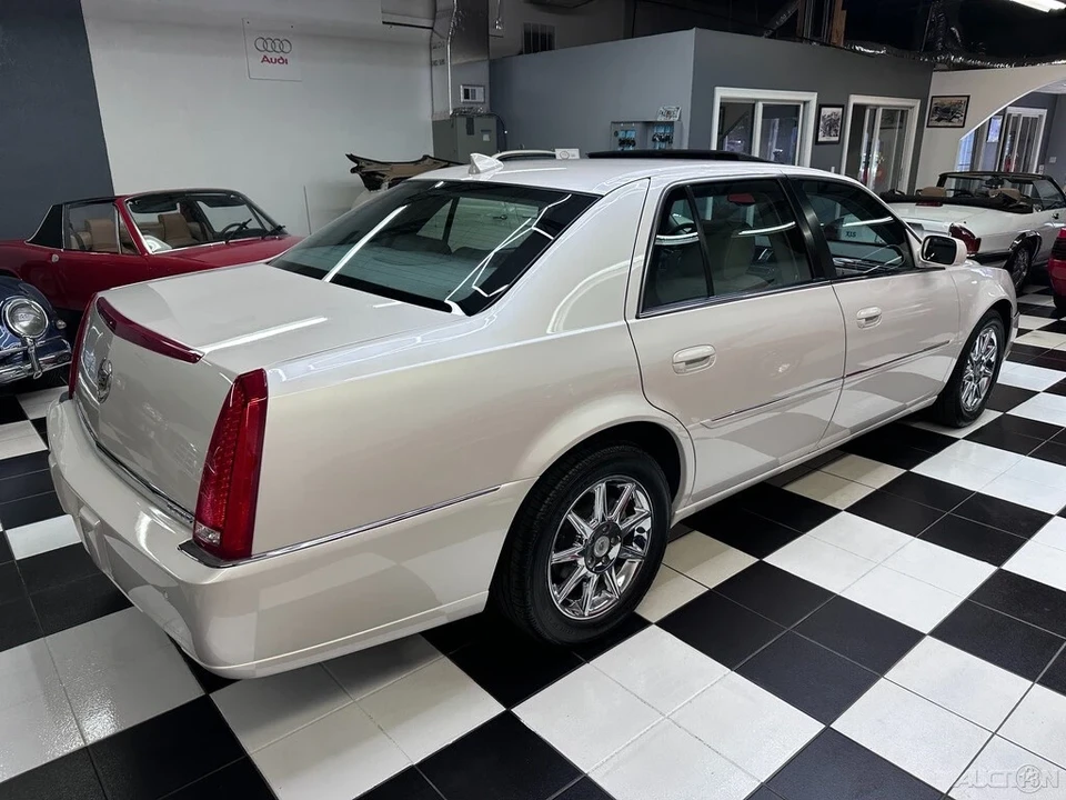 2011 Cadillac DTS - Image 20 of 21