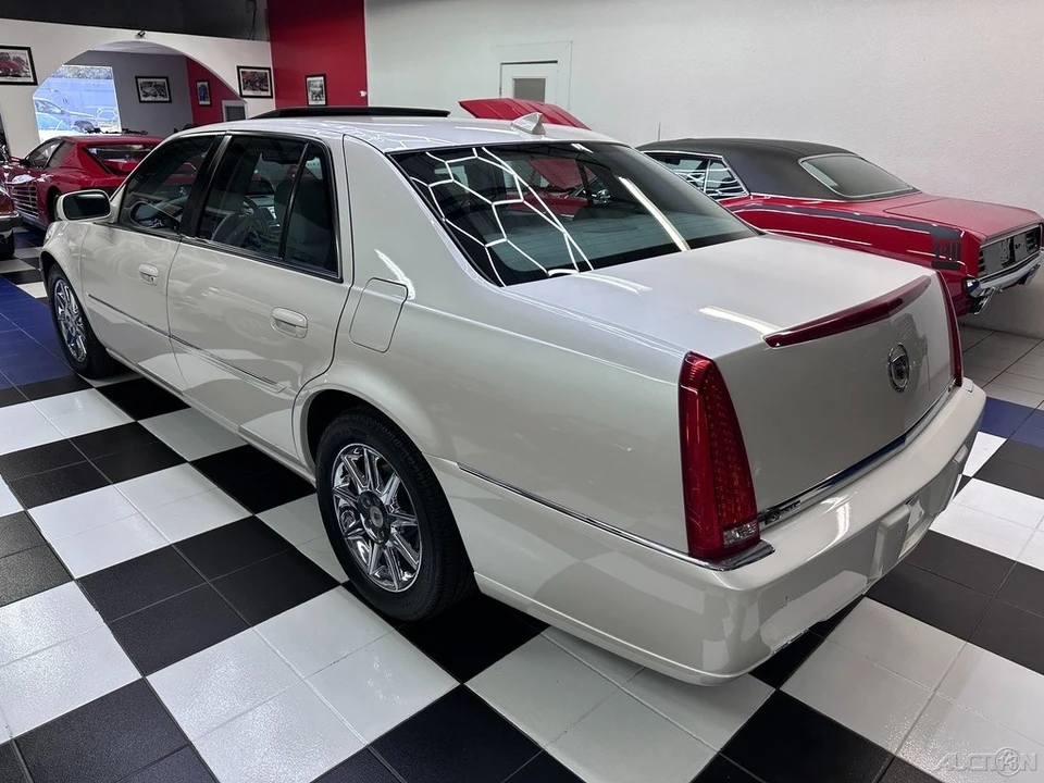 2011 Cadillac DTS - Image 14 of 21