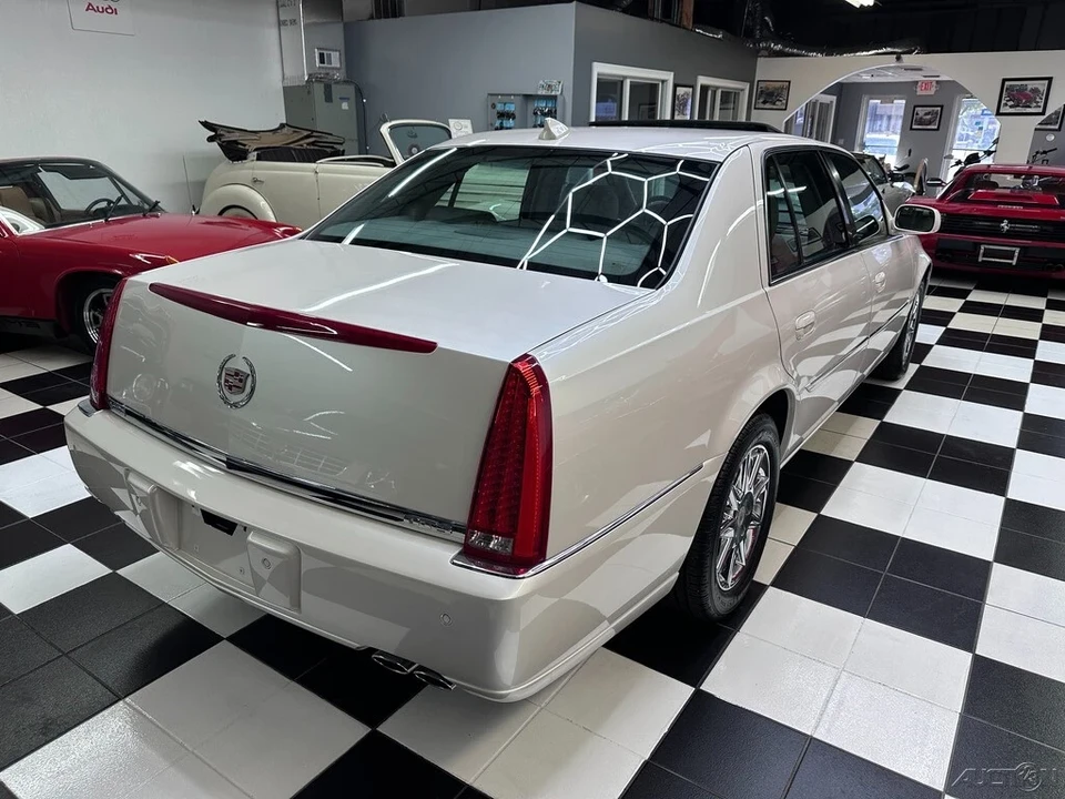 2011 Cadillac DTS - Image 19 of 21