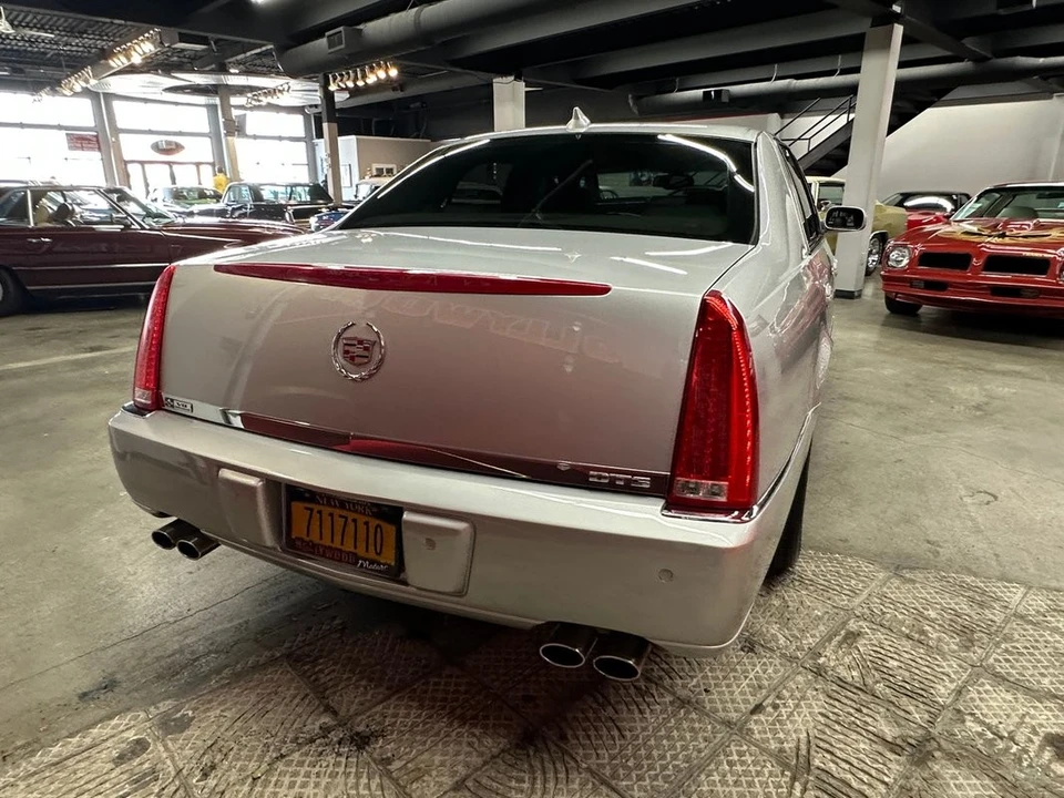 2011 Cadillac DTS - Image 20 of 21