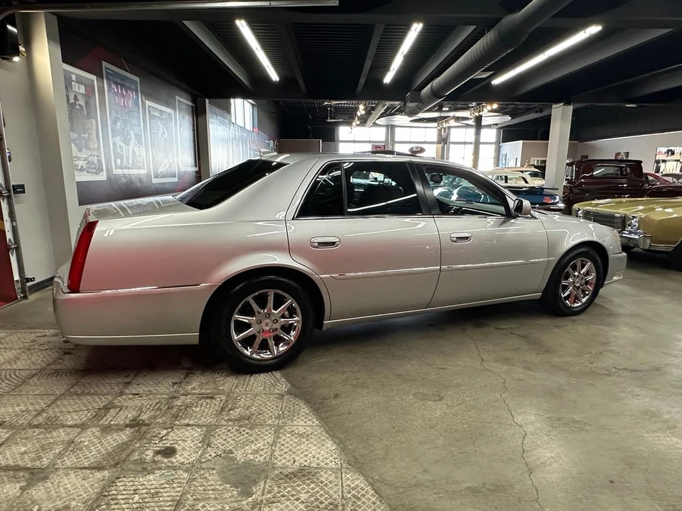 2011 Cadillac DTS - Image 15 of 21