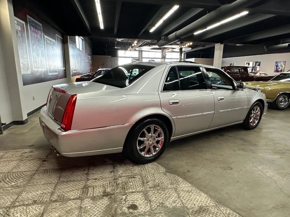 2011 Cadillac DTS - Image 17 of 21
