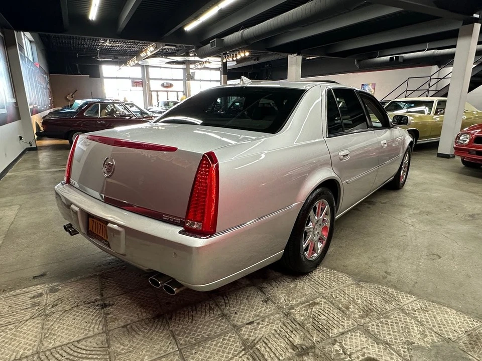 2011 Cadillac DTS - Image 18 of 21