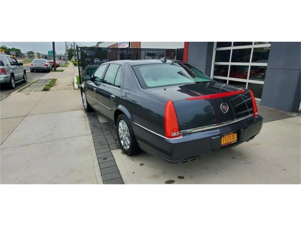 2011 Cadillac DTS - Image 8 of 21