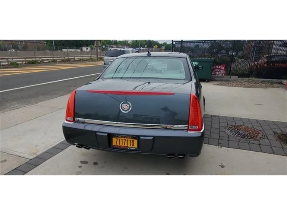 2011 Cadillac DTS - Image 9 of 21