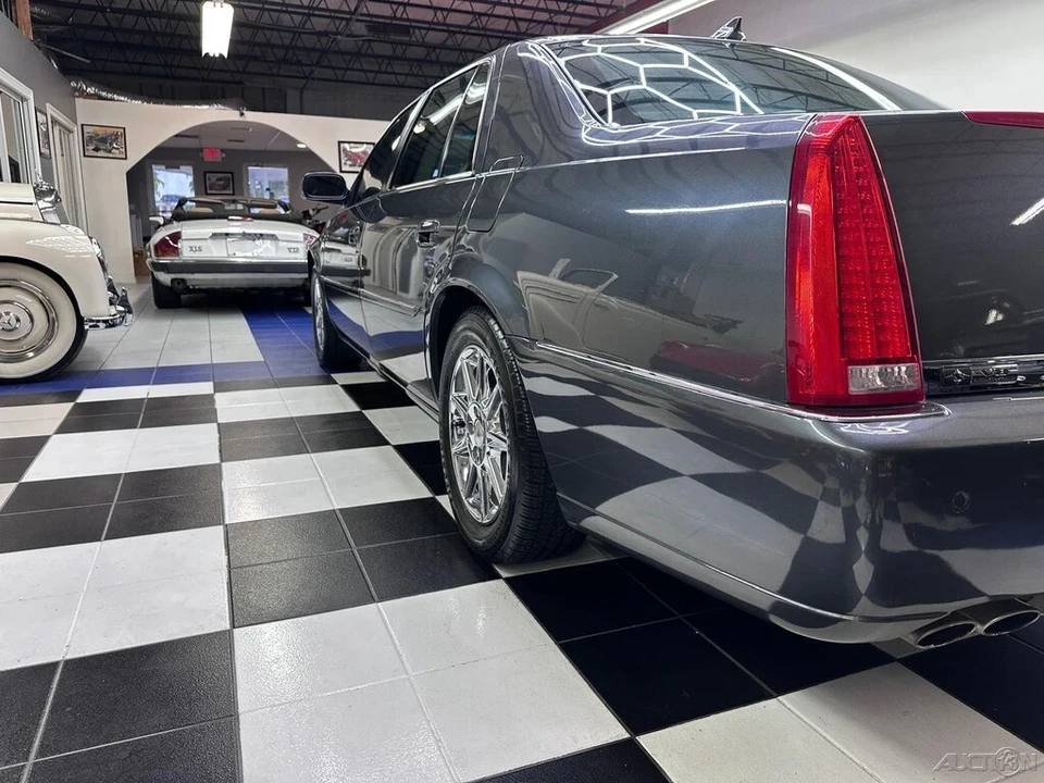 2011 Cadillac DTS - Image 18 of 21