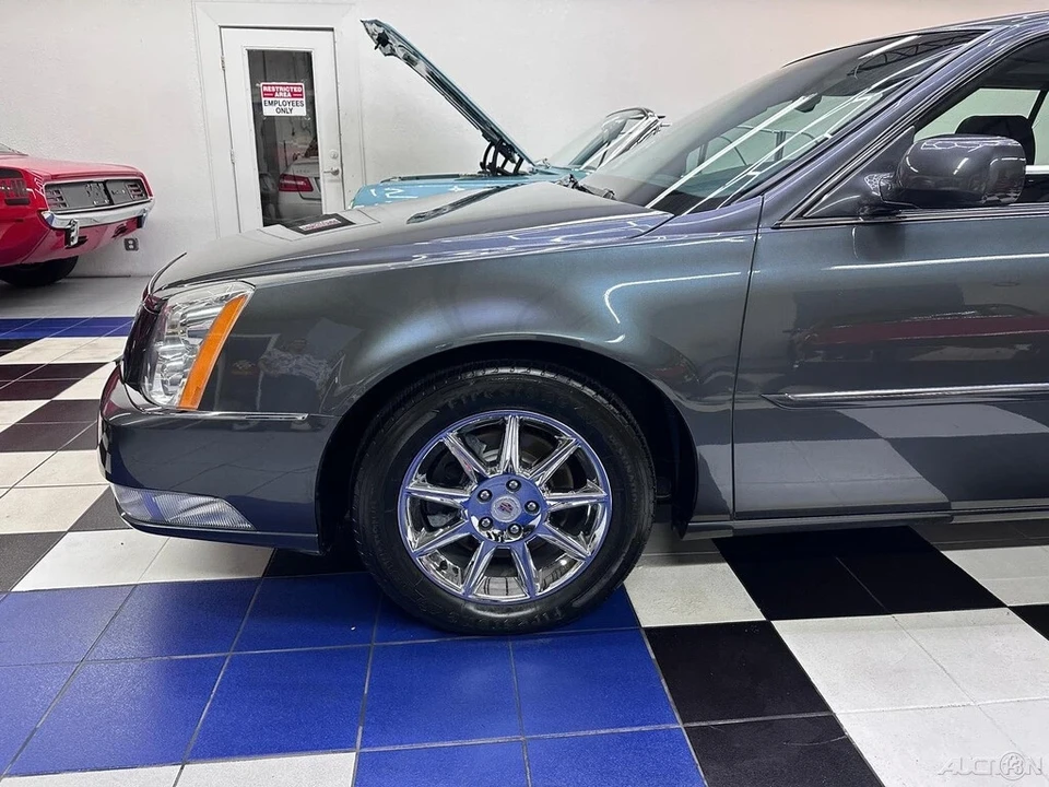 2011 Cadillac DTS - Image 10 of 21