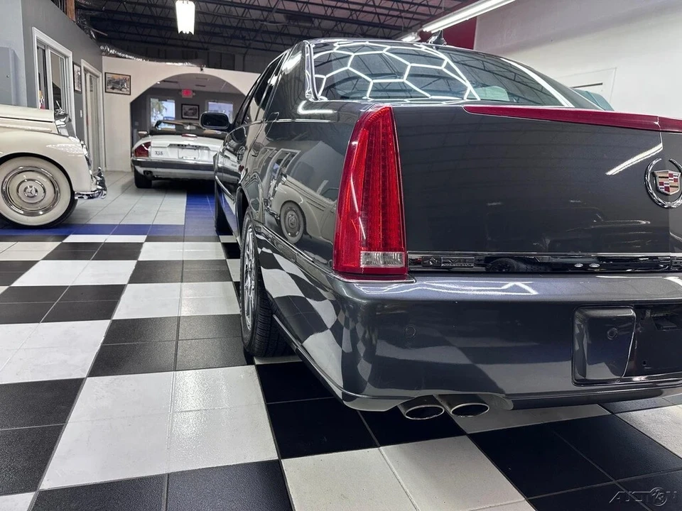 2011 Cadillac DTS - Image 19 of 21