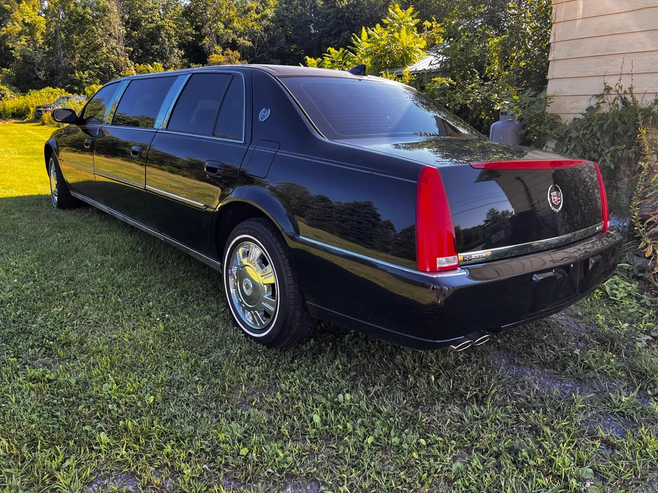 2011 Cadillac DTS - Image 9 of 31