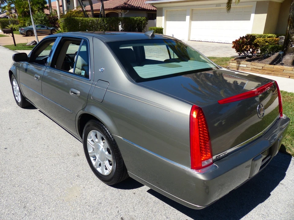 2011 Cadillac DTS - Image 18 of 21