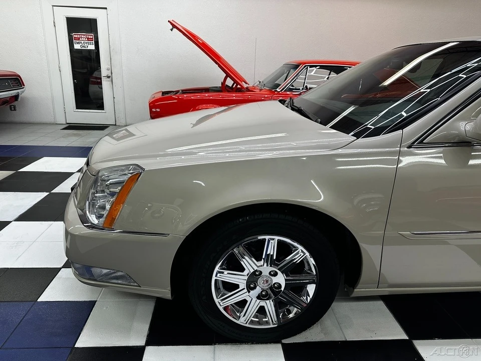 2011 Cadillac DTS - Image 10 of 21