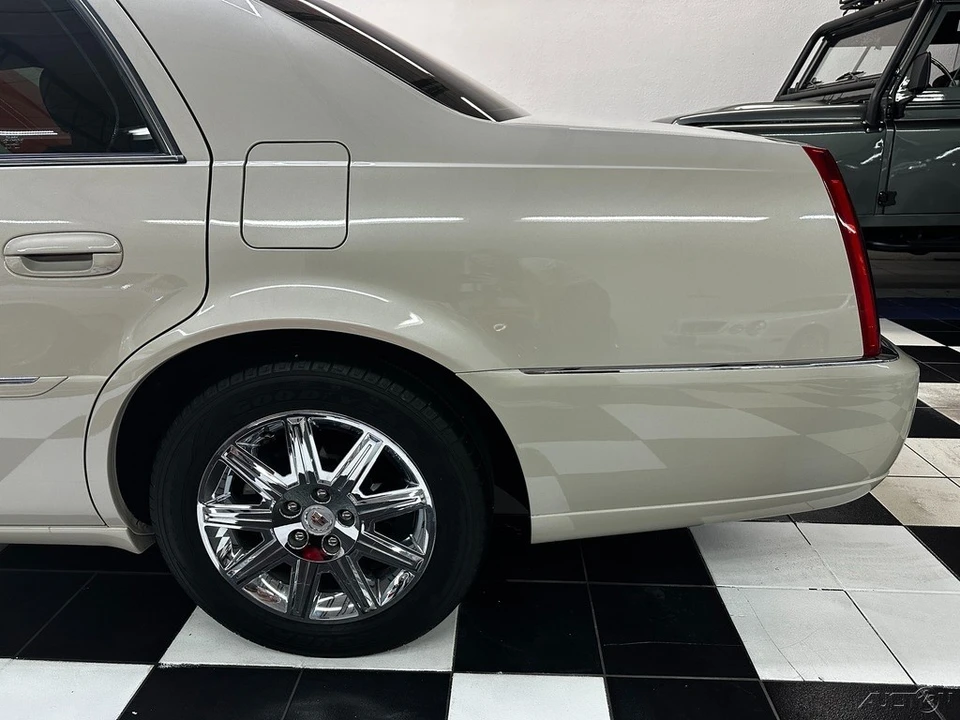 2011 Cadillac DTS - Image 17 of 21