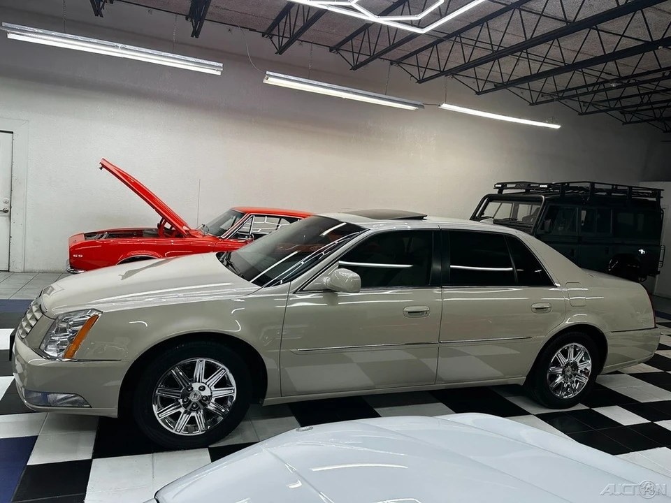 2011 Cadillac DTS - Image 16 of 21