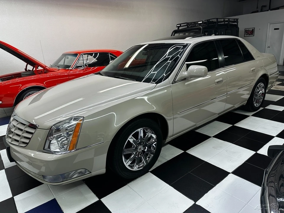 2011 Cadillac DTS - Image 9 of 21