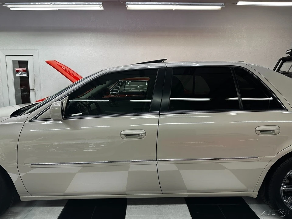 2011 Cadillac DTS - Image 15 of 21