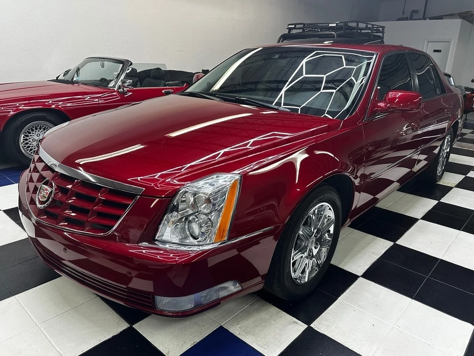 2011 Cadillac DTS - Image 7 of 31