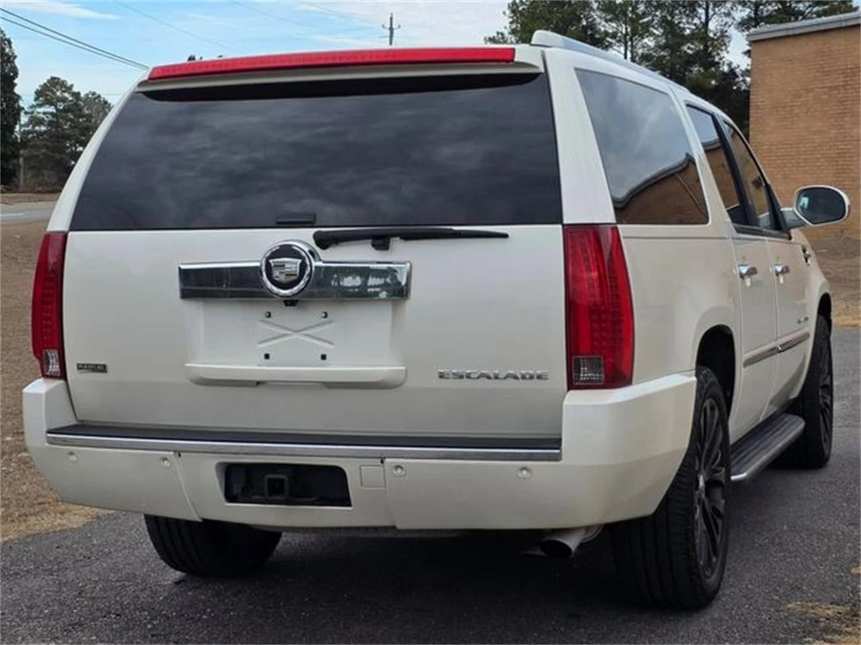 2011 Cadillac Escalade & EXT 3rd Gen - Image 8 of 31