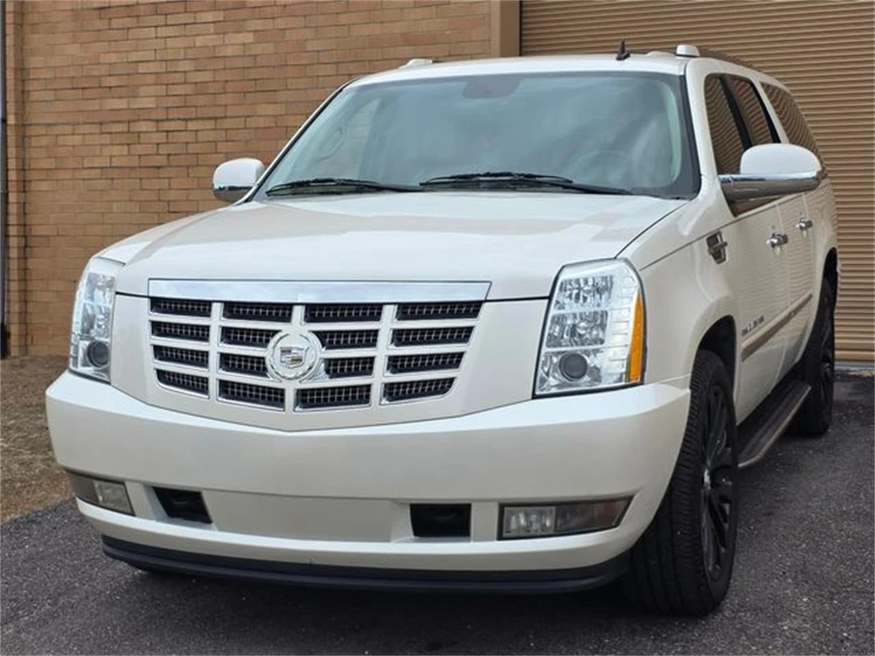 2011 Cadillac Escalade & EXT 3rd Gen - Image 2 of 31