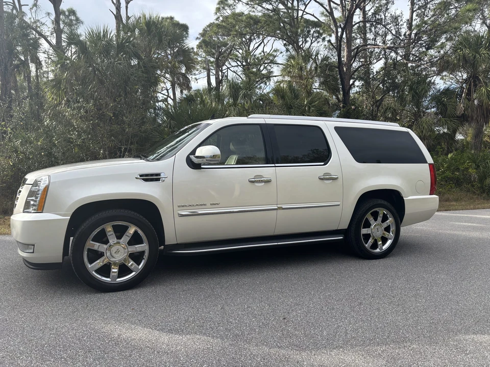 2011 Cadillac Escalade & EXT 3rd Gen - Image 3 of 31