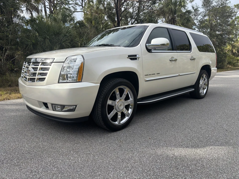 2011 Cadillac Escalade & EXT 3rd Gen - Image 2 of 31