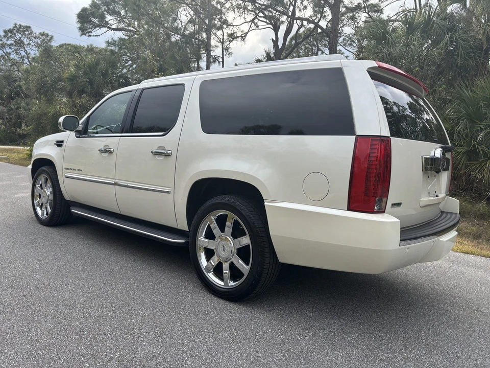 2011 Cadillac Escalade & EXT 3rd Gen - Image 4 of 31